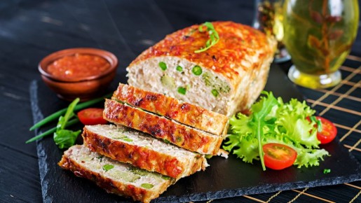 «Ленивый» мясной рулет с лавашем готовится на раз-два: управитесь за полчаса