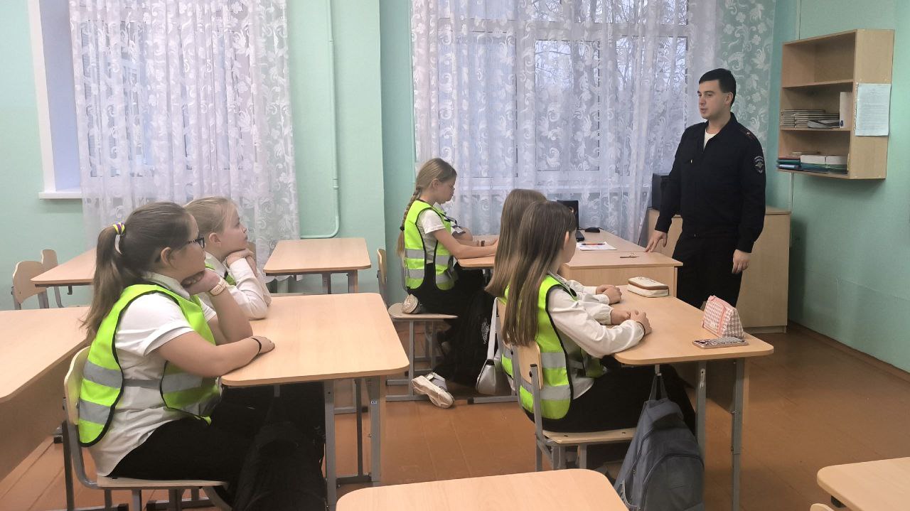 Сотрудники сыктывкарской #Госавтоинспекции11 провели встречу с юными инспекторами движения школы № 34 Сотрудники сыктывкарской #Госавтоинспекции11 провели встречу с юными инспекторами движения школы № 34
