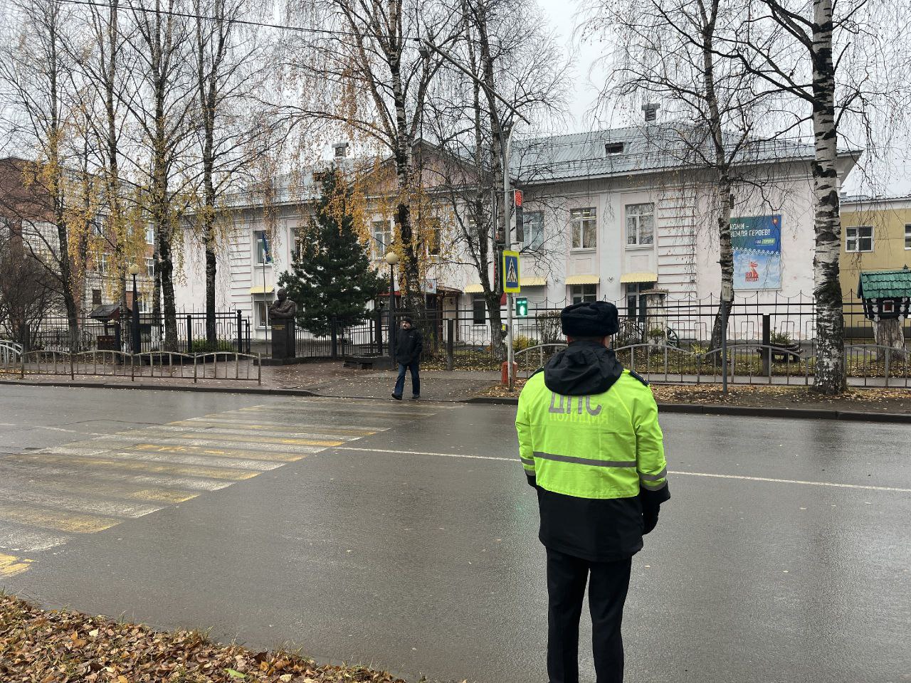 У Коми национальной гимназии в Сыктывкаре установлен светофор с вызывной кнопкой