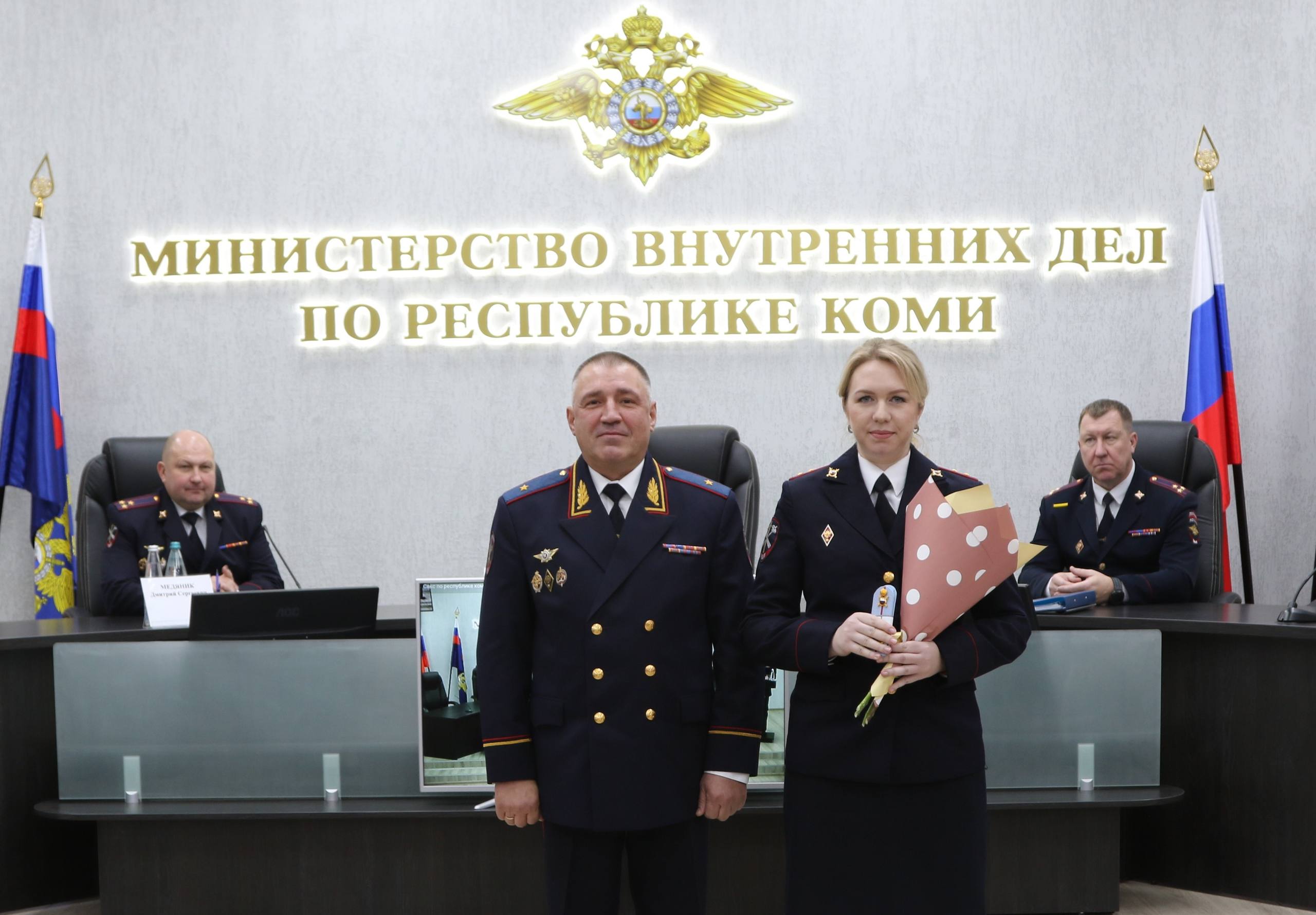 В МВД по Республике Коми состоялась церемония вручения погон сотрудникам подразделений аппарата ведомства и территориальных органов внутренних дел В МВД по Республике Коми состоялась церемония вручения погон сотрудникам подразделений аппарата ведомства и территориальных органов внутренних дел