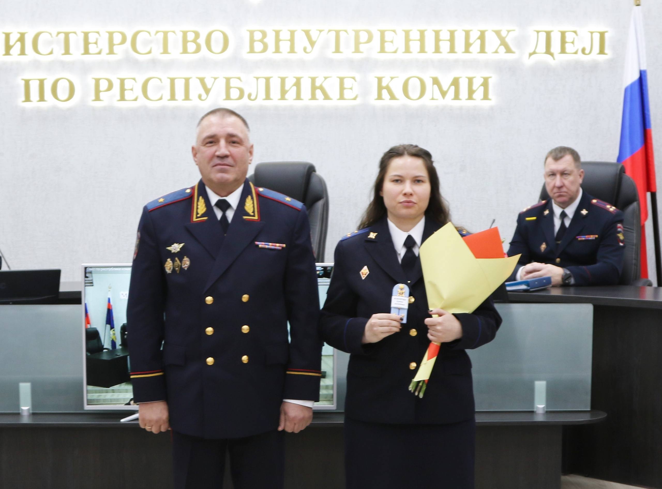 В МВД по Республике Коми состоялась церемония вручения погон сотрудникам подразделений аппарата ведомства и территориальных органов внутренних дел В МВД по Республике Коми состоялась церемония вручения погон сотрудникам подразделений аппарата ведомства и территориальных органов внутренних дел