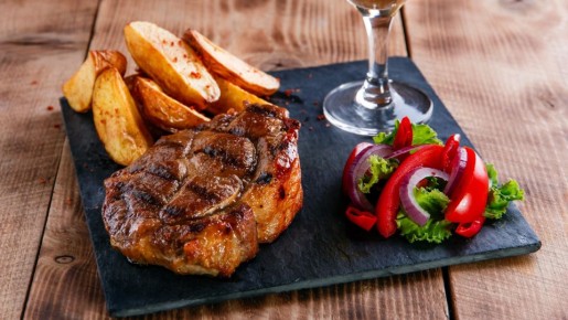 «Подошва» не получится: секрет изумительно сочного стейка из свинины раскрыл шеф-повар