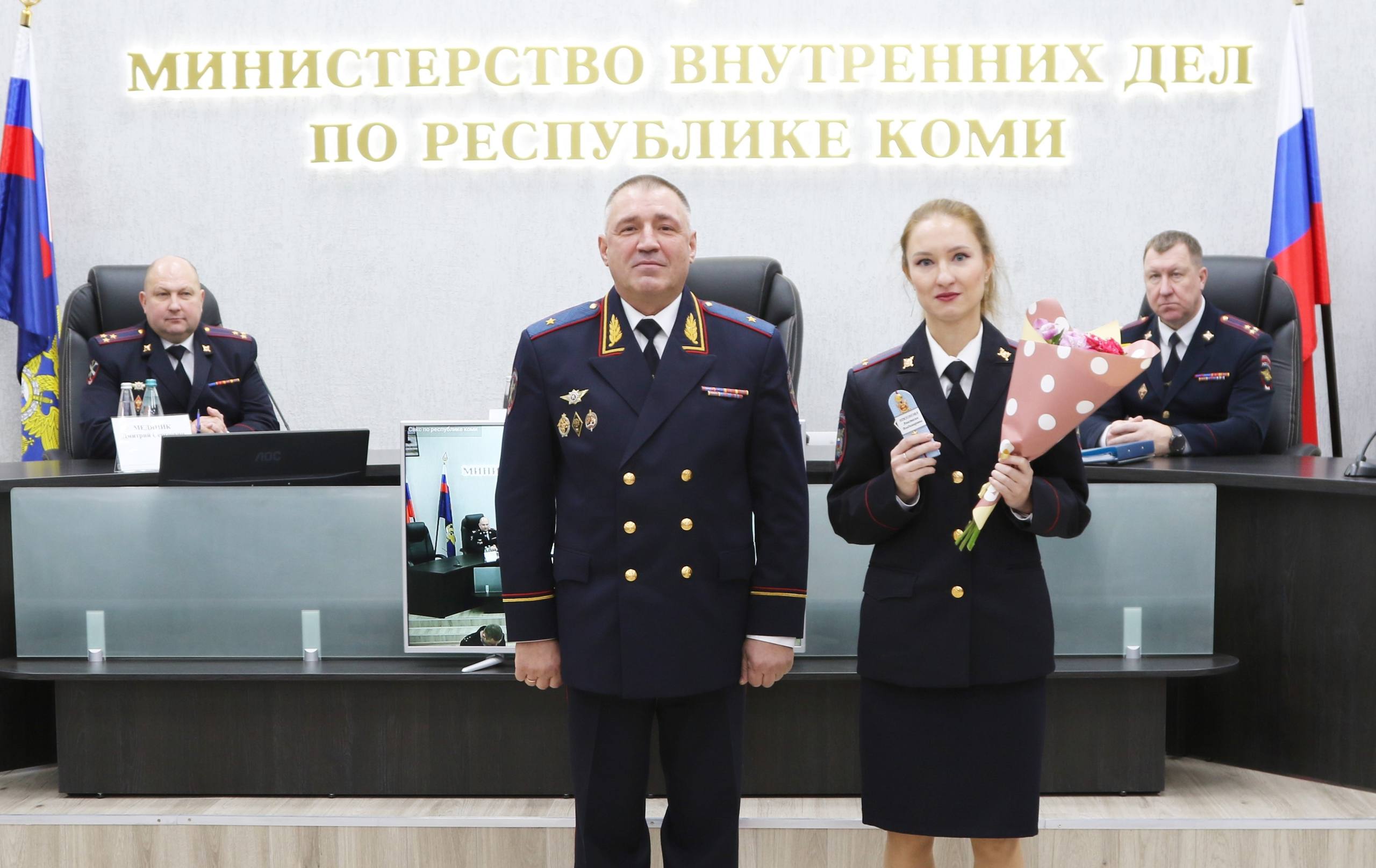 В МВД по Республике Коми состоялась церемония вручения погон сотрудникам подразделений аппарата ведомства и территориальных органов внутренних дел В МВД по Республике Коми состоялась церемония вручения погон сотрудникам подразделений аппарата ведомства и территориальных органов внутренних дел