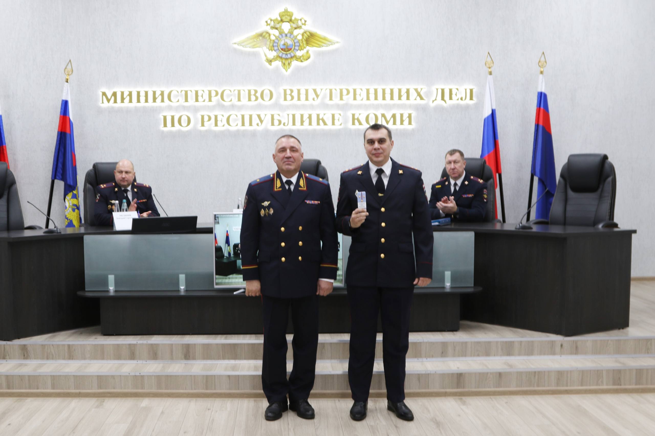 В МВД по Республике Коми состоялась церемония вручения погон сотрудникам подразделений аппарата ведомства и территориальных органов внутренних дел В МВД по Республике Коми состоялась церемония вручения погон сотрудникам подразделений аппарата ведомства и территориальных органов внутренних дел