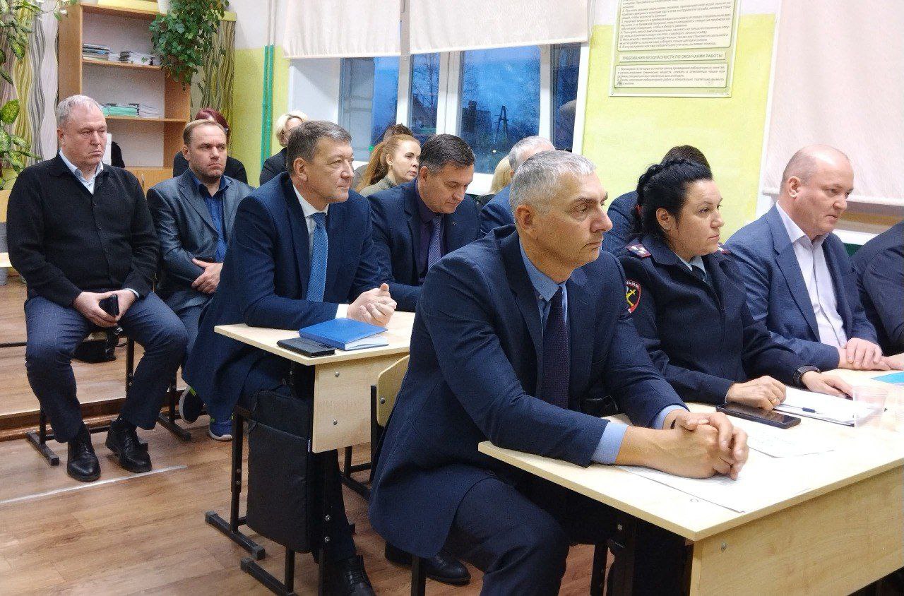 Максим Мартышин: Очередная общегородская планерка прошла в здании школы №24 микрорайона Давпон