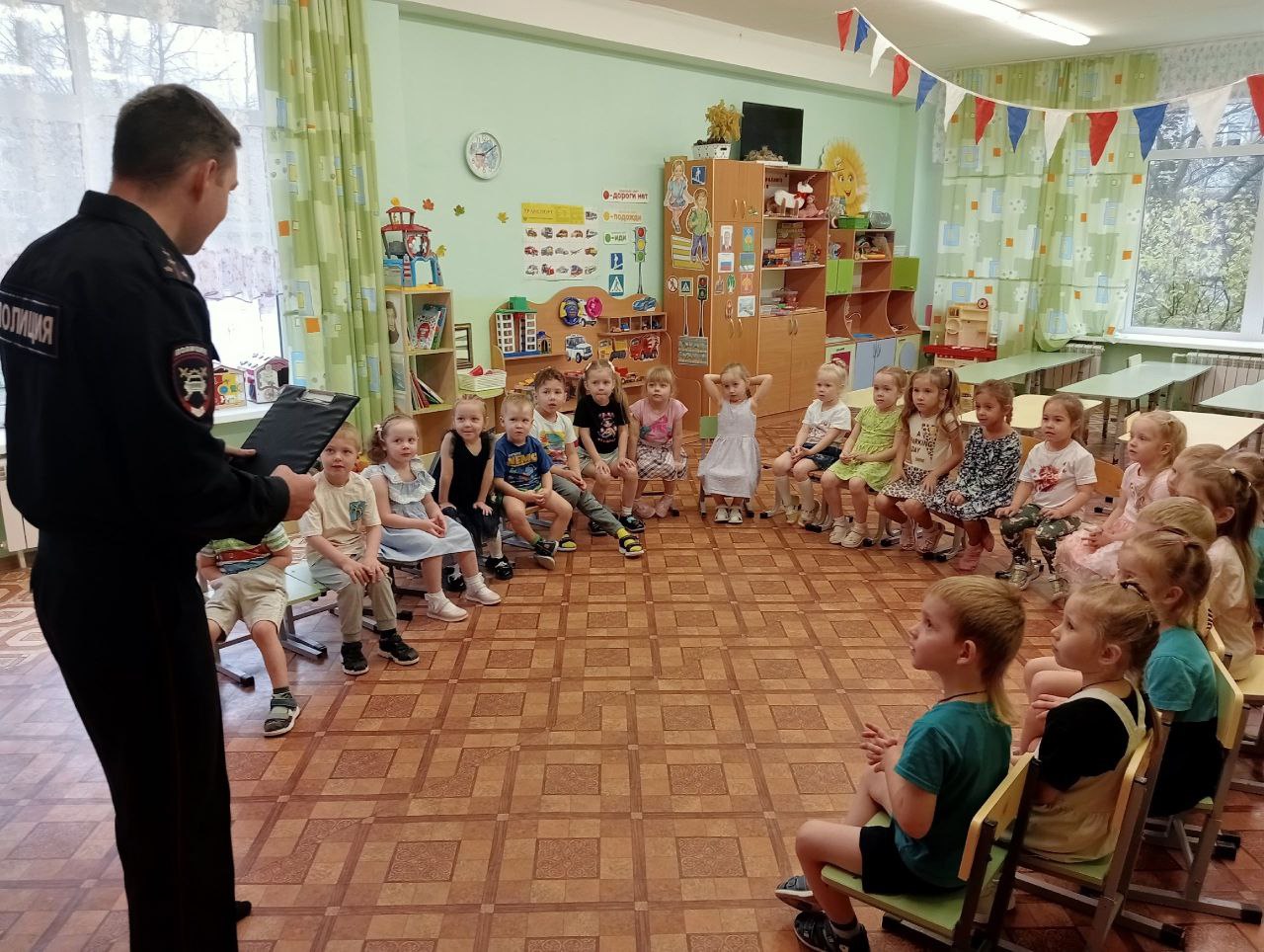 Сотрудники региональной #Госавтоинспекции11 проводят профилактические занятия с дошкольниками Сотрудники региональной #Госавтоинспекции11 проводят профилактические занятия с дошкольниками