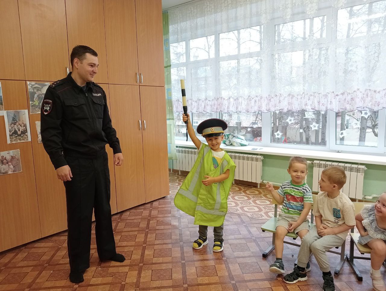 Сотрудники региональной #Госавтоинспекции11 проводят профилактические занятия с дошкольниками Сотрудники региональной #Госавтоинспекции11 проводят профилактические занятия с дошкольниками