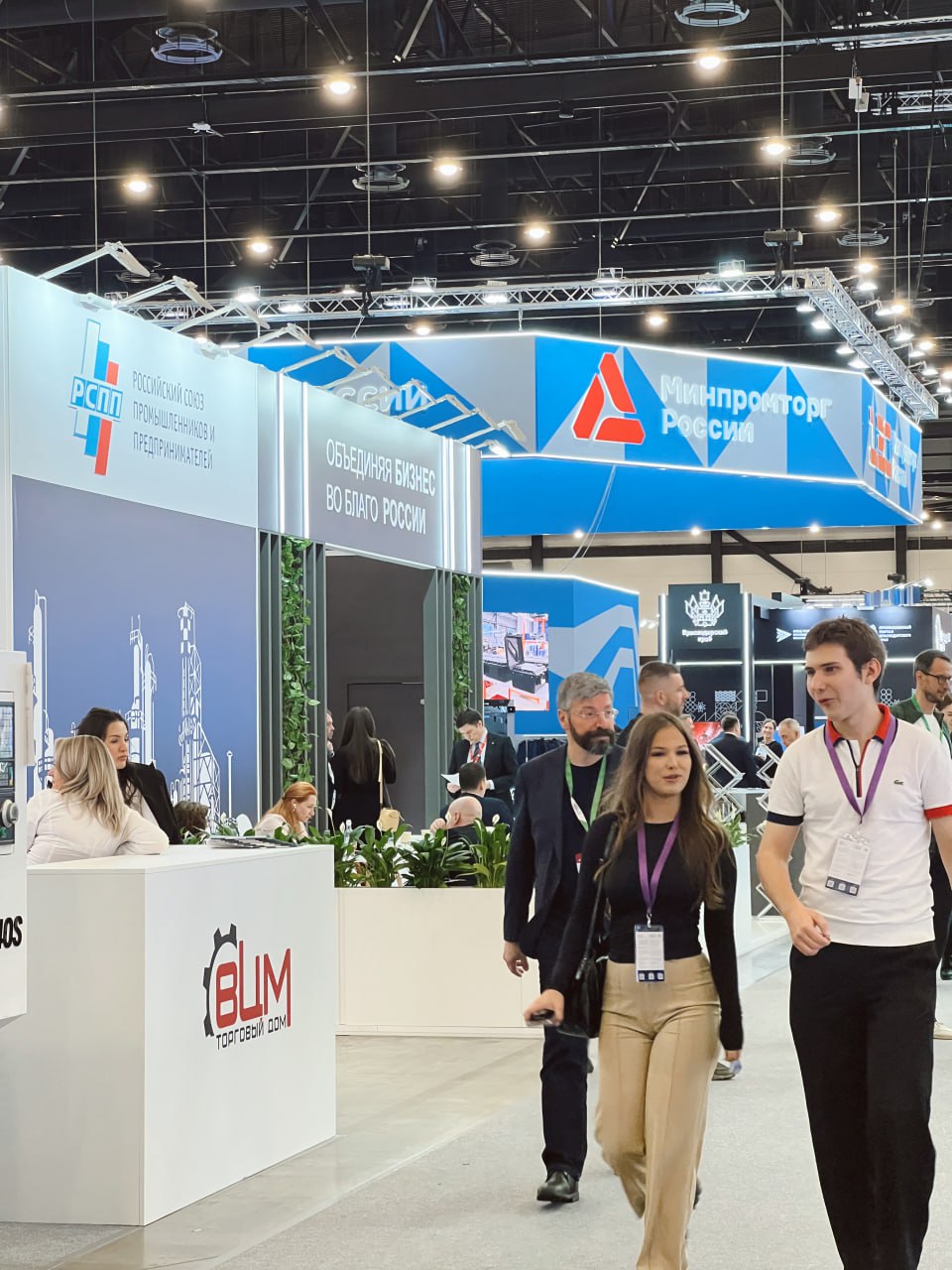 На старте Международного XXIX форума-выставки «Российский промышленник» Представитель Коми в СЗФО Алиса Науменко и Вице-президент Коми союза промышленников и предпринимателей Иван Косторнов представили наш регион На старте Международного XXIX форума-выставки «Российский промышленник» Представитель Коми в СЗФО Алиса Науменко и Вице-президент Коми союза промышленников и предпринимателей Иван Косторнов представили наш регион