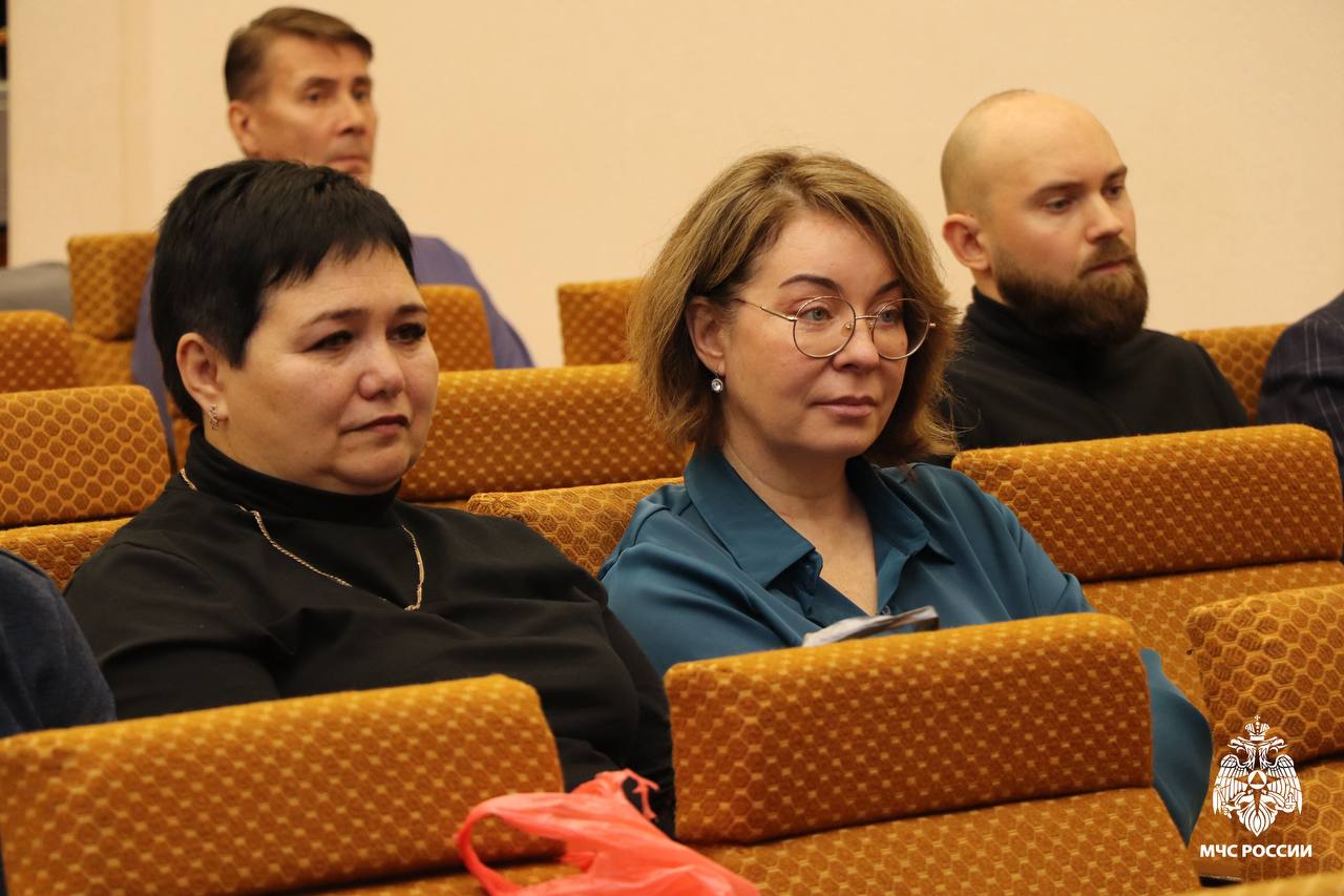 Вопросы взаимодействия. В региональном Главке и начались учебно-методические сборы с руководителями единых дежурно-диспетчерских служб муниципальных образований в Республике Коми Вопросы взаимодействия. В региональном Главке и начались учебно-методические сборы с руководителями единых дежурно-диспетчерских служб муниципальных образований в Республике Коми