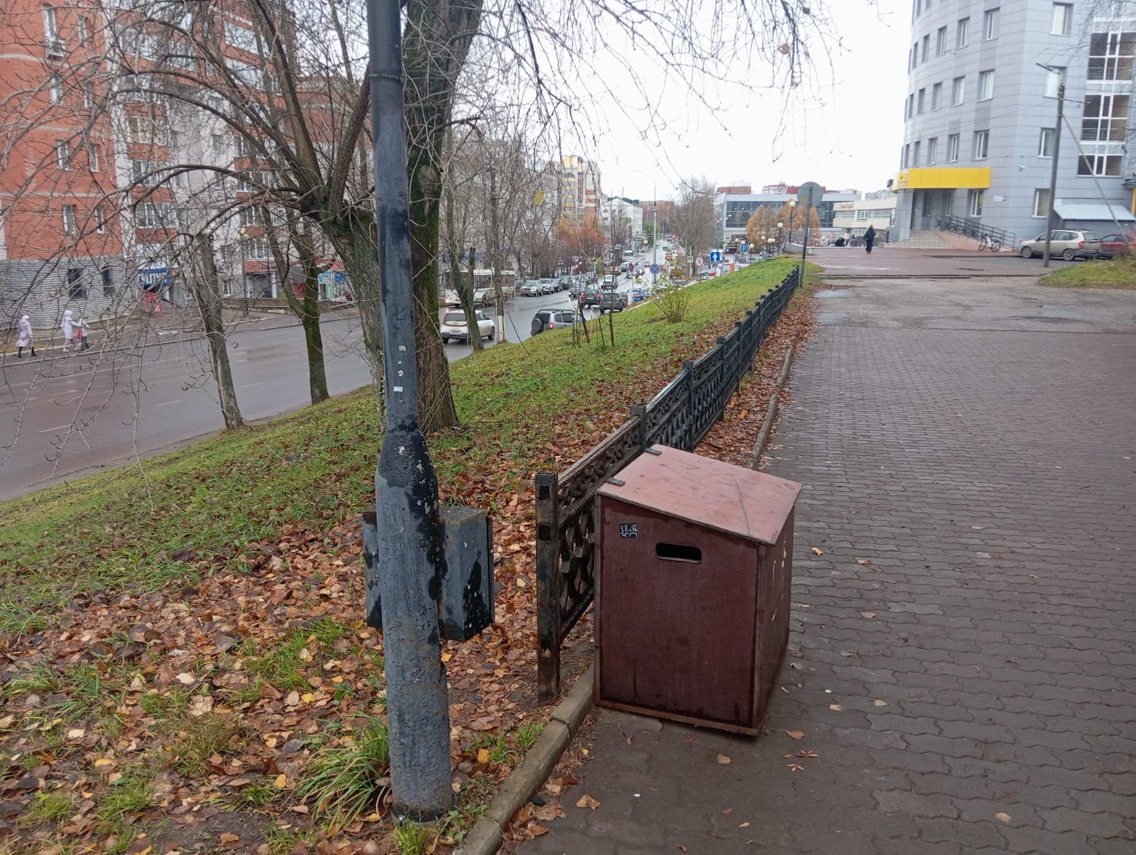 МКП "Дорожное хозяйство" приступило к установке контейнеров для противогололедных материалов у лестниц