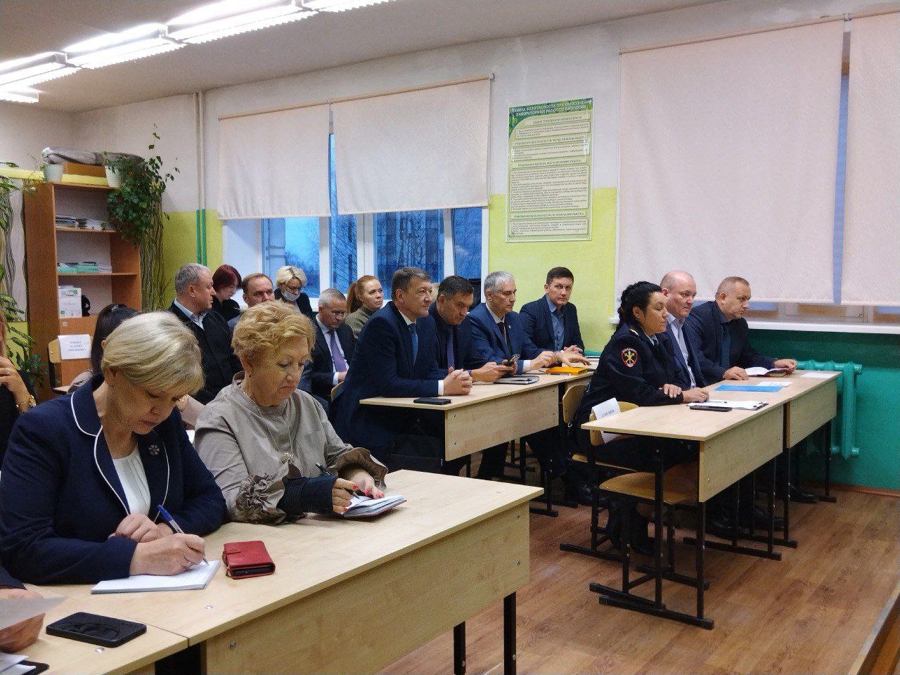 Максим Мартышин: Очередная общегородская планерка прошла в здании школы №24 микрорайона Давпон Максим Мартышин: Очередная общегородская планерка прошла в здании школы №24 микрорайона Давпон