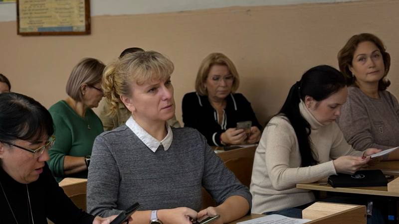 В Сыктывкаре полицейские продолжают проводить информационно-профилактические беседы в трудовых коллективах по предупреждению мошенничества В Сыктывкаре полицейские продолжают проводить информационно-профилактические беседы в трудовых коллективах по предупреждению мошенничества