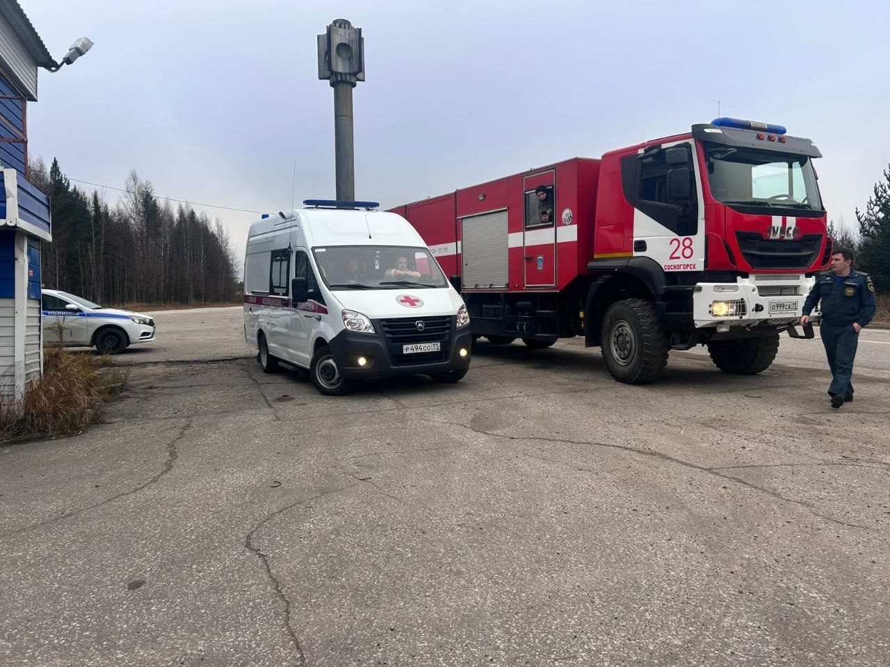 Сотрудники Госавтоинспекции г. Сосногорска во взаимодействии с представителями скорой медицинской помощи и МЧС, провели профилактическую акцию «Маячок» Сотрудники Госавтоинспекции г. Сосногорска во взаимодействии с представителями скорой медицинской помощи и МЧС, провели профилактическую акцию «Маячок»