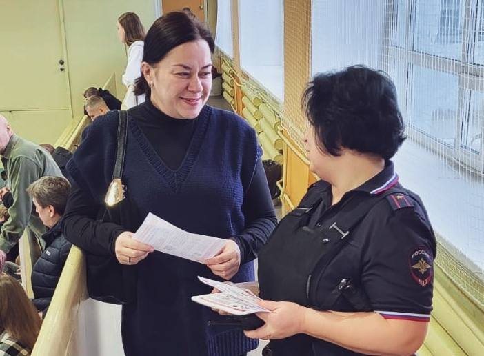 В Воркуте полицейские предупреждают болельщиков «Заполярных игр» о мошенниках В Воркуте полицейские предупреждают болельщиков «Заполярных игр» о мошенниках