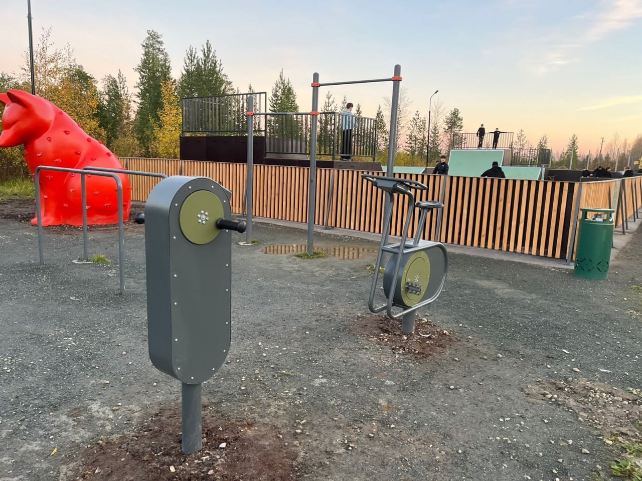 В Усинске открыли современный скейт-парк рядом с «Тропой здоровья» В Усинске открыли современный скейт-парк рядом с «Тропой здоровья»