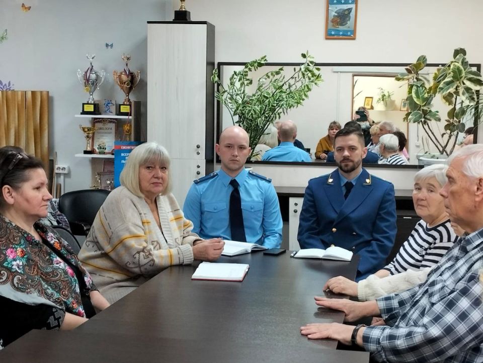 … И вот пришла пенсия, старый лесничий сел дома, да вдруг оказалось, что жизнь-то совсем не такая простая штука, как представлялось раньше