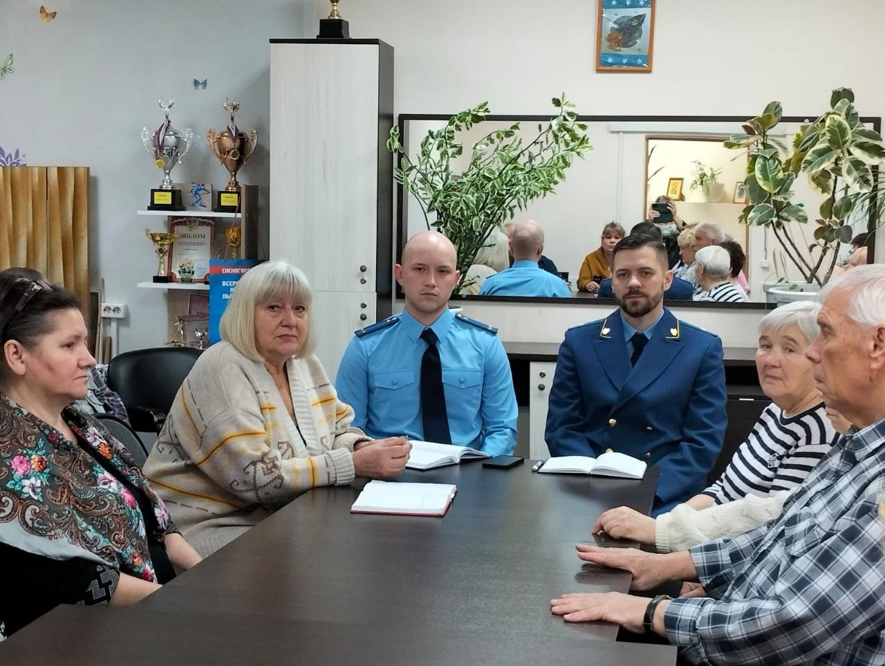 … И вот пришла пенсия, старый лесничий сел дома, да вдруг оказалось, что жизнь-то совсем не такая простая штука, как представлялось раньше