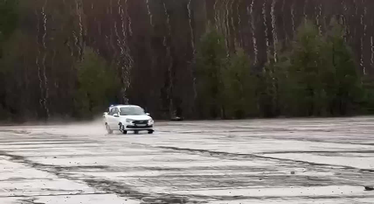 В местечке Соколовка под Сыктывкаром прошли очередные практические занятия, организованные Центром профессиональной подготовки МВД по Коми совместно со специальным взводом региональной Госавтоинспекции