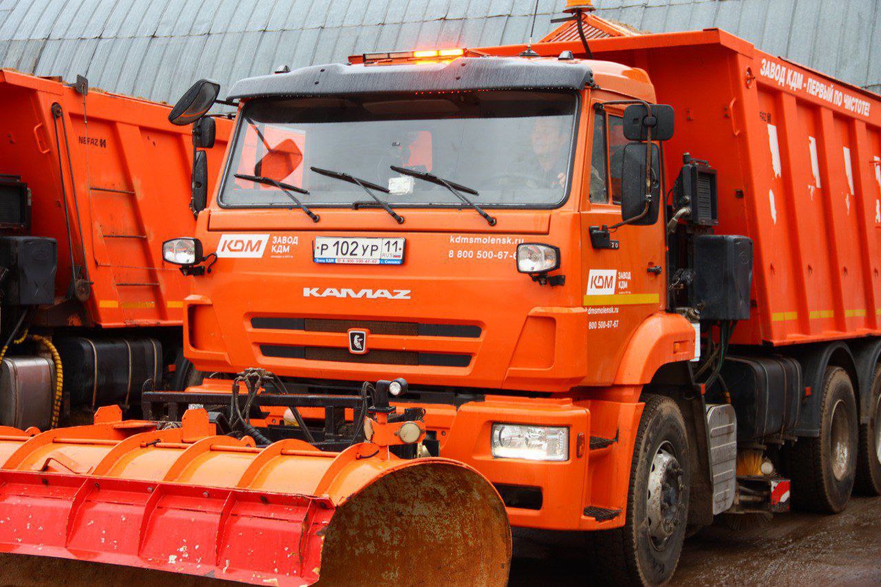 Максим Мартышин: В Сыктывкаре готовятся к снегу: проверили дорожную технику Максим Мартышин: В Сыктывкаре готовятся к снегу: проверили дорожную технику