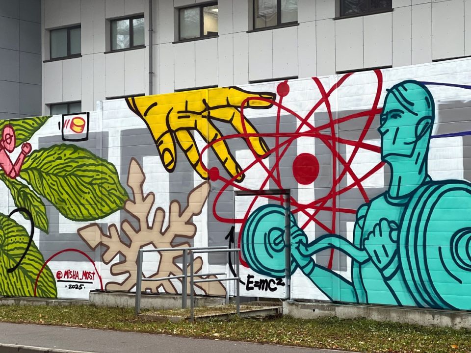 Делимся законченным муралом в Сыктывкаре от художника Миши Most
