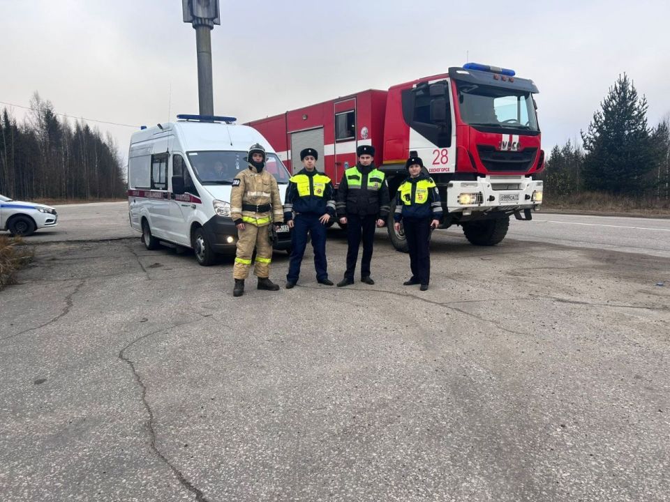 Сотрудники Госавтоинспекции г. Сосногорска во взаимодействии с представителями скорой медицинской помощи и МЧС, провели профилактическую акцию «Маячок»