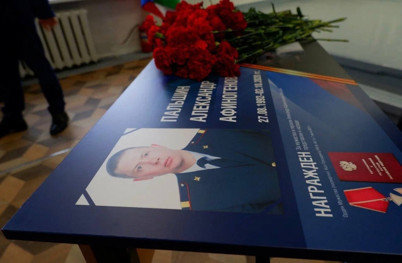 Герои среди нас. 30 октября в нашей сыктывкарской школе №33 открылась особая «Парта Героя», посвящённая старшему сержанту полиции Александру Афиногеновичу Пальшину, нашего земляка, выпускника школы и кавалера ордена Мужества... Герои среди нас. 30 октября в нашей сыктывкарской школе №33 открылась особая «Парта Героя», посвящённая старшему сержанту полиции Александру Афиногеновичу Пальшину, нашего земляка, выпускника школы и кавалера ордена Мужества...