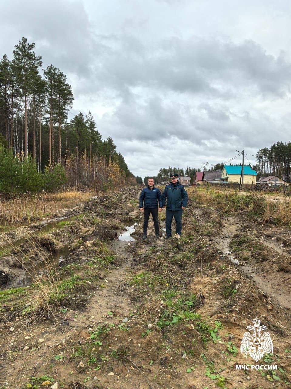 Выездное обследование. Сотрудники МЧС России совместно с администрацией города Сыктывкара провели выездное обследование в местечке Сосновая поляна пгт Выездное обследование. Сотрудники МЧС России совместно с администрацией города Сыктывкара провели выездное обследование в местечке Сосновая поляна пгт
