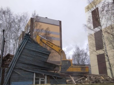 На улице Орджоникидзе расчищают площадку после сноса аварийного дома