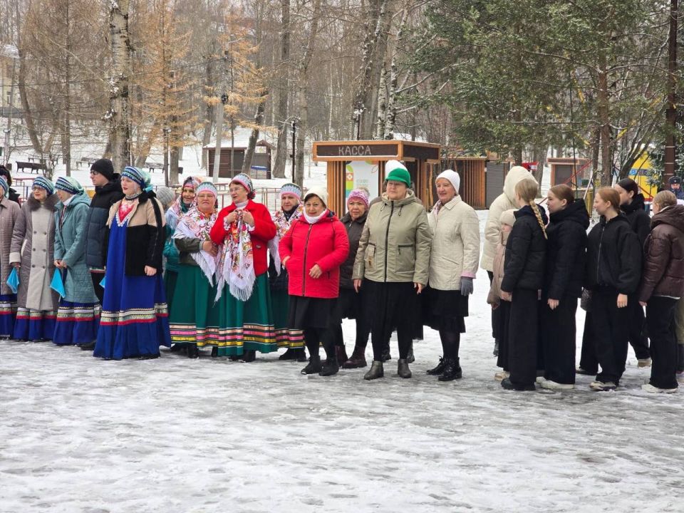 Сегодня возле Дома развития культуры и искусства прошла яркая концертная программа, посвященная Дню народного единства Сегодня возле Дома развития культуры и искусства прошла яркая концертная программа, посвященная Дню народного единства