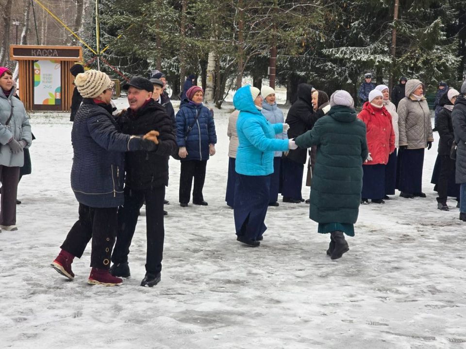 Сегодня возле Дома развития культуры и искусства прошла яркая концертная программа, посвященная Дню народного единства Сегодня возле Дома развития культуры и искусства прошла яркая концертная программа, посвященная Дню народного единства