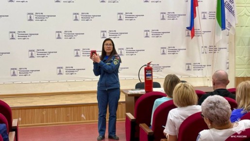 Разложили по полочкам. Сотрудники МЧС России провели противопожарный инструктаж с персоналом «Ухтинской больницы №1»