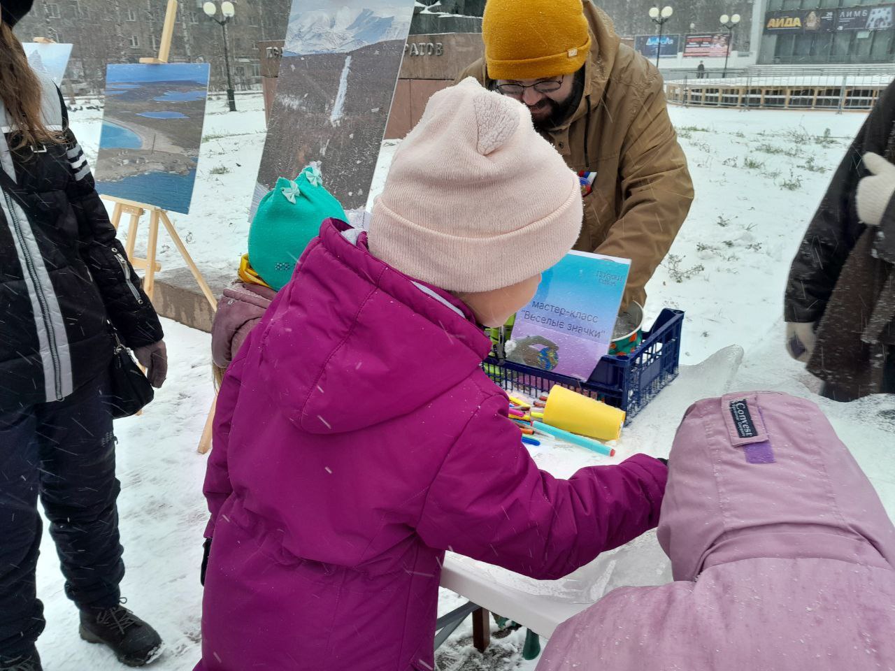 Максим Мартышин: Несмотря на мокрый снег и непогоду, Театральная площадь сегодня стала по-настоящему тёплым и объединяющим местом Максим Мартышин: Несмотря на мокрый снег и непогоду, Театральная площадь сегодня стала по-настоящему тёплым и объединяющим местом