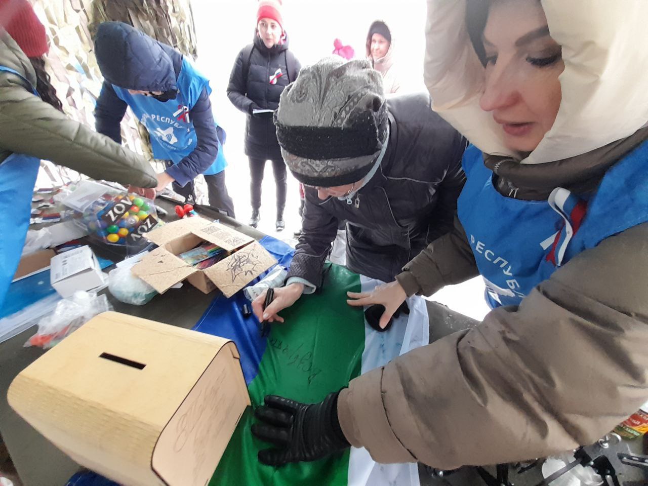 Максим Мартышин: Несмотря на мокрый снег и непогоду, Театральная площадь сегодня стала по-настоящему тёплым и объединяющим местом Максим Мартышин: Несмотря на мокрый снег и непогоду, Театральная площадь сегодня стала по-настоящему тёплым и объединяющим местом