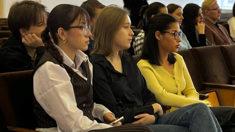 В Сыктывкаре полицейские рассказали студентам о службе в органах внутренних дел В Сыктывкаре полицейские рассказали студентам о службе в органах внутренних дел