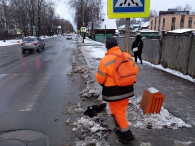 "Вчерашний пушистый снег под напором оттепели превратился в мокрое месиво