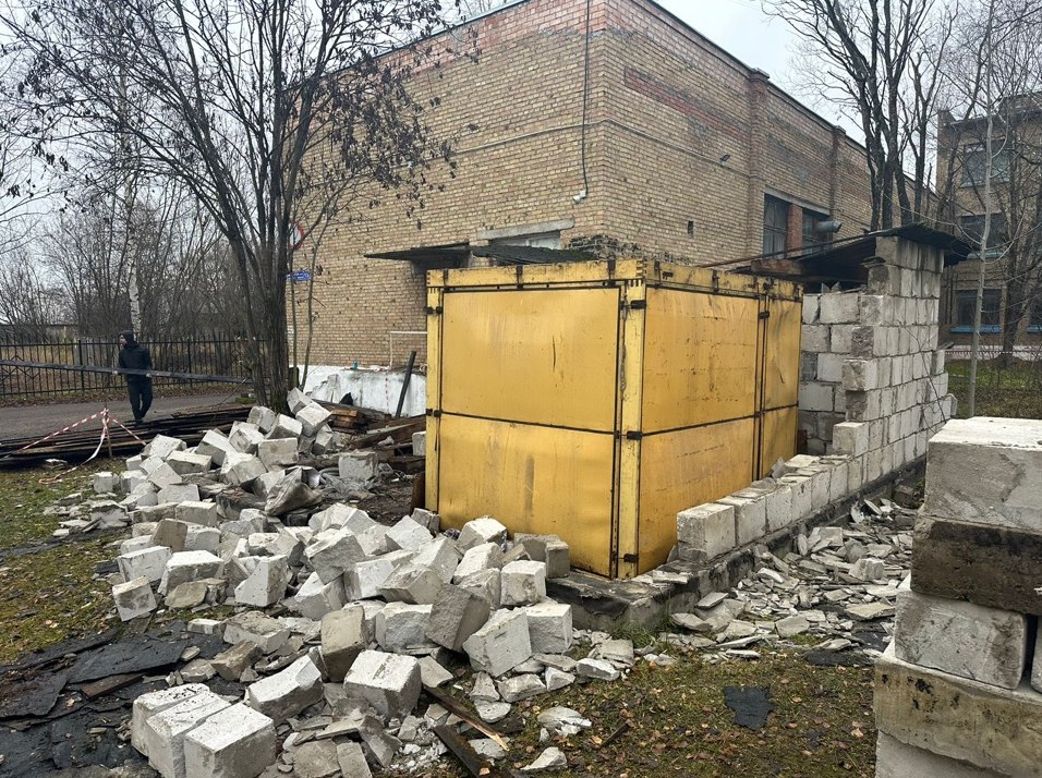 В Нижнем Чове снесено аварийное здание на территории школы №11 В Нижнем Чове снесено аварийное здание на территории школы №11