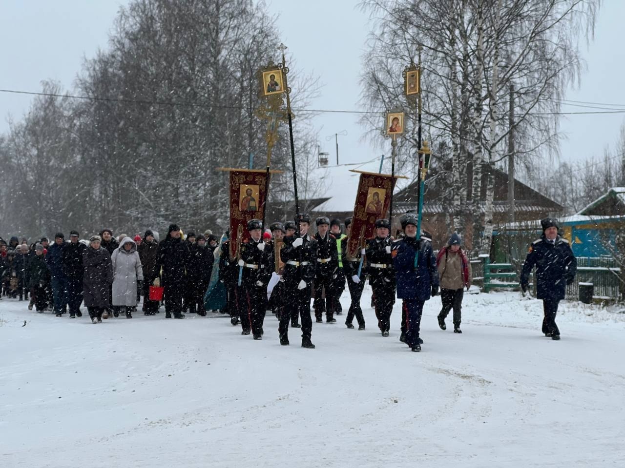 В День народного единства в Сосногорске открыли Аллею Славы В День народного единства в Сосногорске открыли Аллею Славы