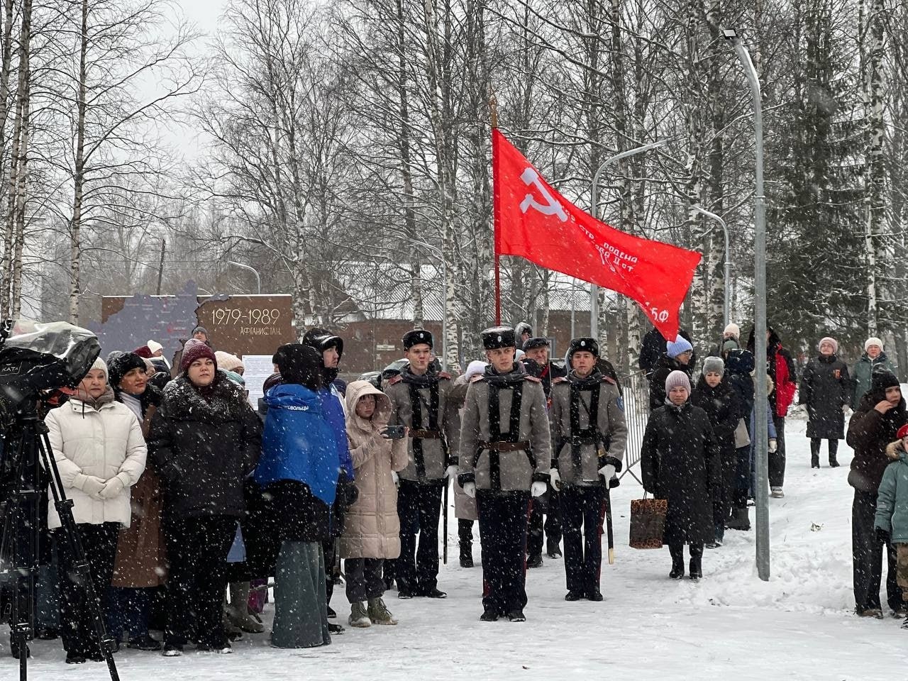 В День народного единства в Сосногорске открыли Аллею Славы В День народного единства в Сосногорске открыли Аллею Славы