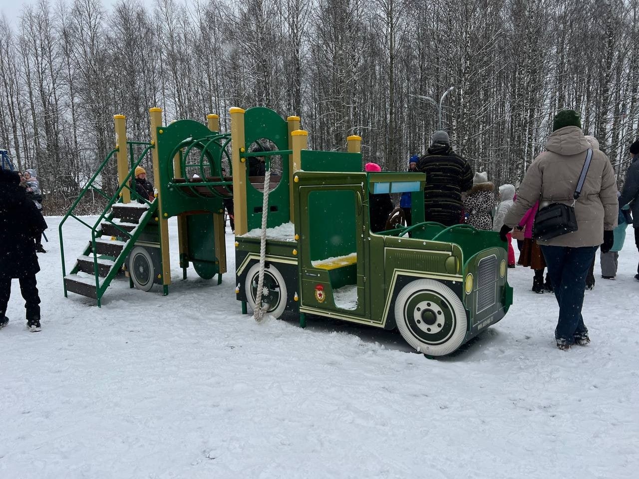 В День народного единства в Сосногорске открыли Аллею Славы В День народного единства в Сосногорске открыли Аллею Славы