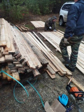 Подрядчик ИП Самарин, победивший по итогам конкурсных процедур, приступил к изготовлению щитов для оборудования пешеходной ледовой переправы в м. Алешино