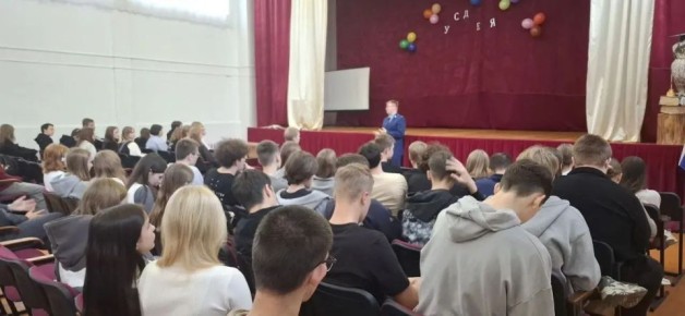 Кого из кумиров следует вычеркнуть из списка любимых исполнителей, кто такие иноагенты, и как они могут присутствовать в жизни подростка на его страничке в соцсети, рассказал старшеклассникам одной из школ г.Емвы помощник...