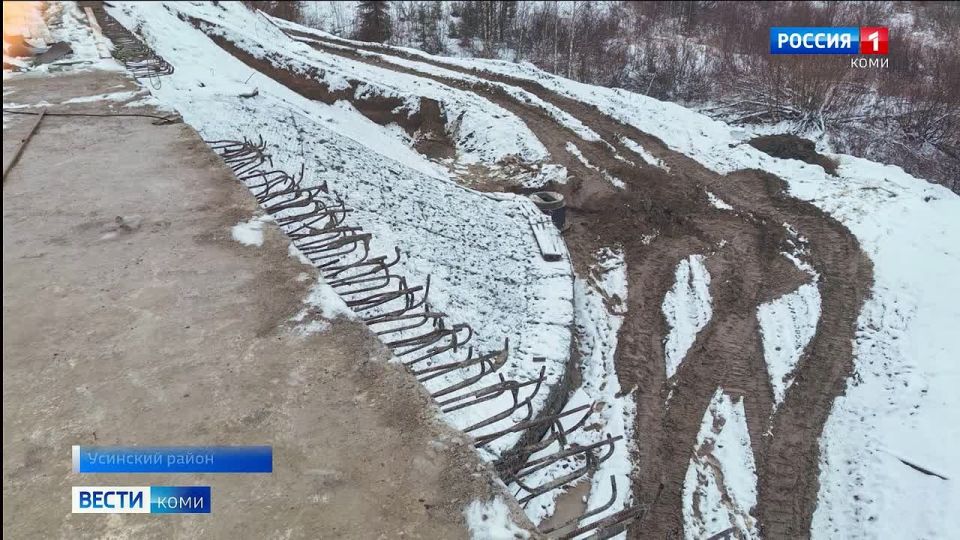 В Усинском районе продолжается капитальный ремонт моста через реку Турунъёль