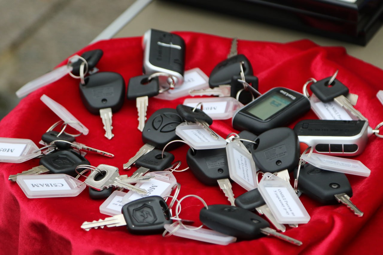 Андрей Сицский вручил полицейским ключи от новых служебных автомобилей Андрей Сицский вручил полицейским ключи от новых служебных автомобилей