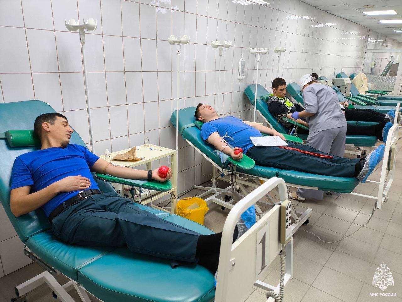 Доноры пожарной охраны. Спасают не только из огня: ухтинские пожарные пополнили банк донорской крови более чем на литра Доноры пожарной охраны. Спасают не только из огня: ухтинские пожарные пополнили банк донорской крови более чем на литра