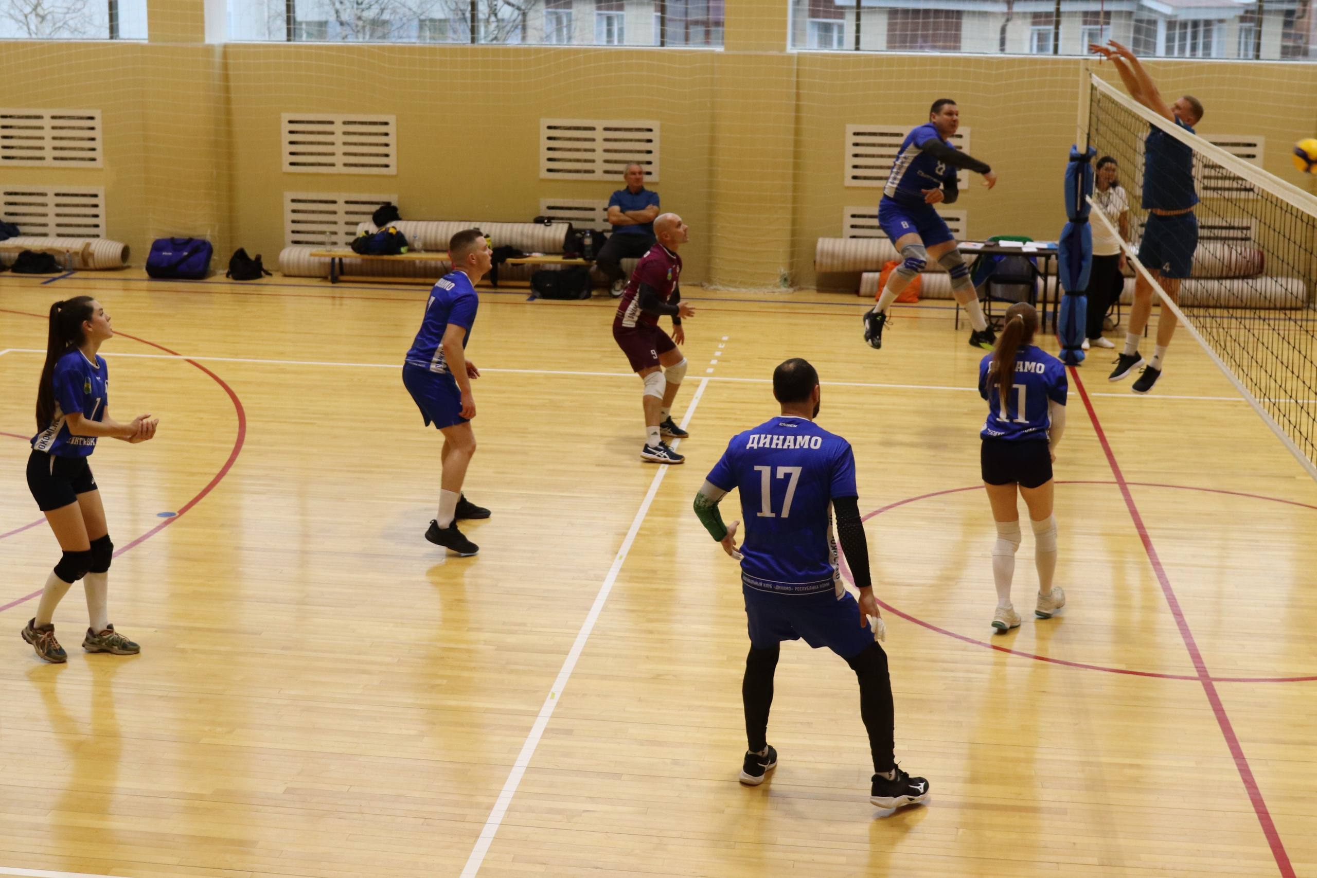 Андрей Сицский наградил победителей турнира по волейболу среди сотрудников органов безопасности и правопорядка Коми Андрей Сицский наградил победителей турнира по волейболу среди сотрудников органов безопасности и правопорядка Коми