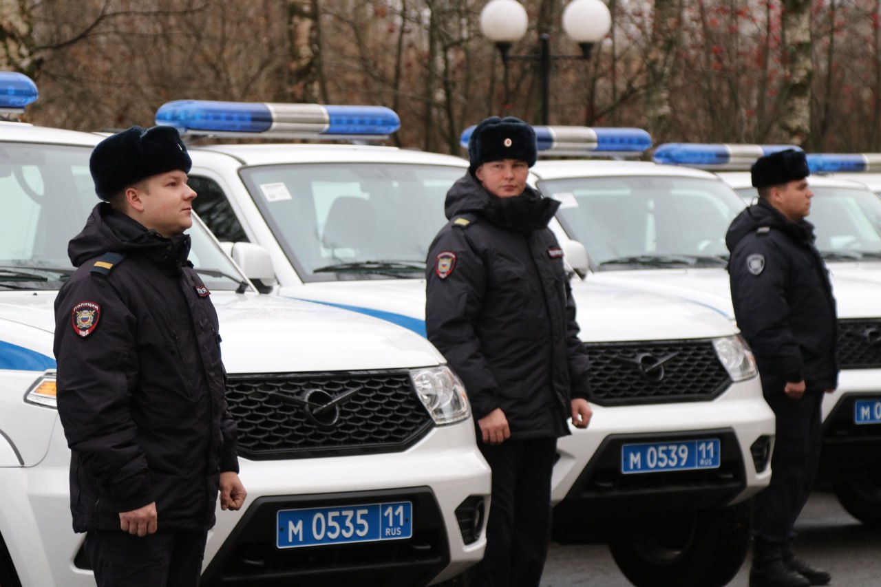 Андрей Сицский вручил полицейским ключи от новых служебных автомобилей Андрей Сицский вручил полицейским ключи от новых служебных автомобилей