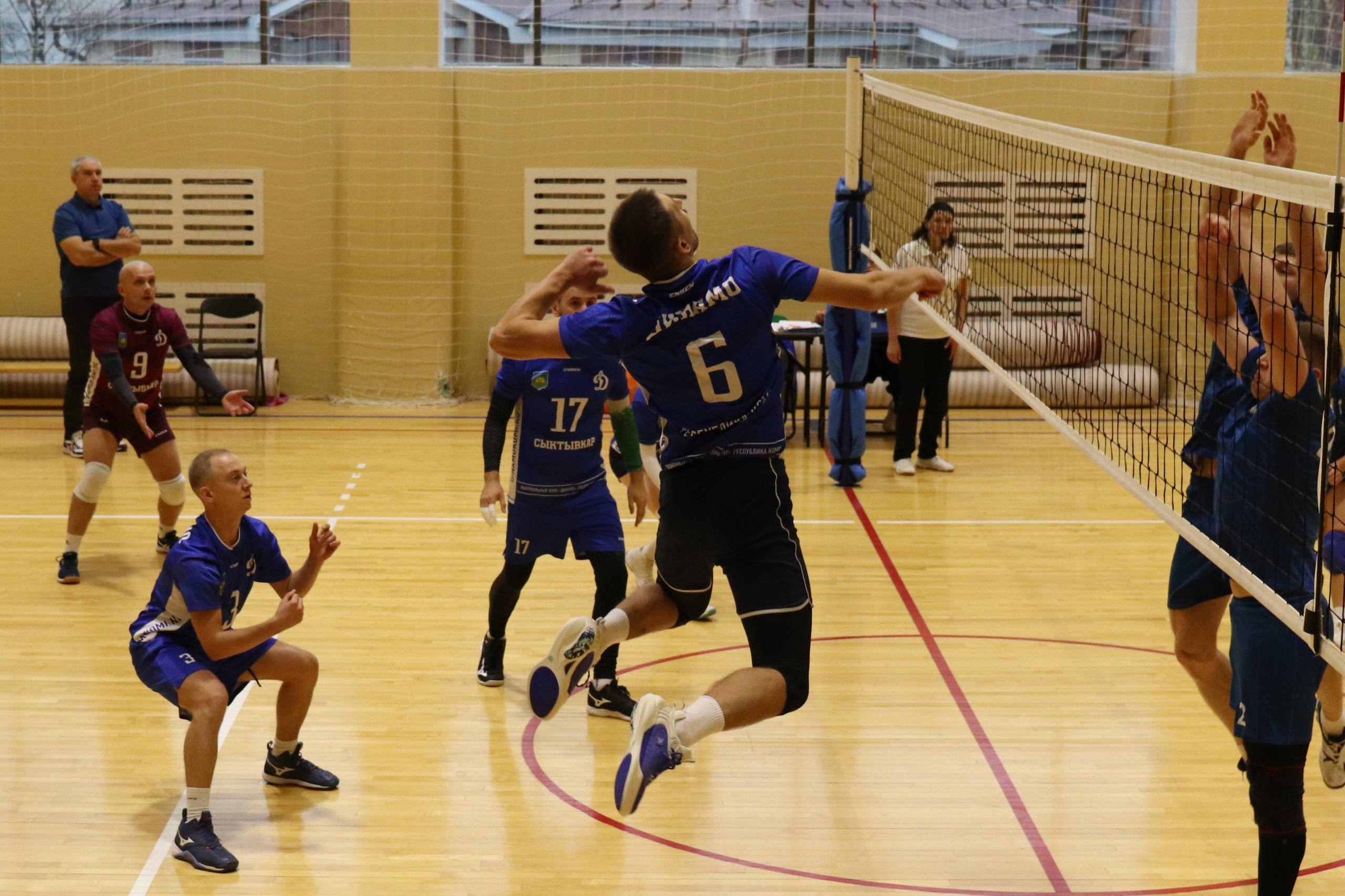 Андрей Сицский наградил победителей турнира по волейболу среди сотрудников органов безопасности и правопорядка Коми Андрей Сицский наградил победителей турнира по волейболу среди сотрудников органов безопасности и правопорядка Коми