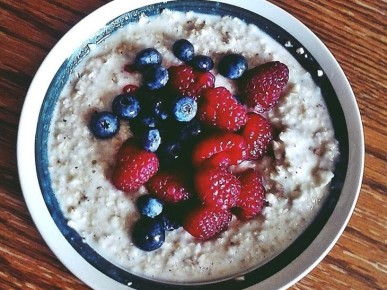 Овсянка мощнее яиц: 10 белковых добавок для идеального завтрака