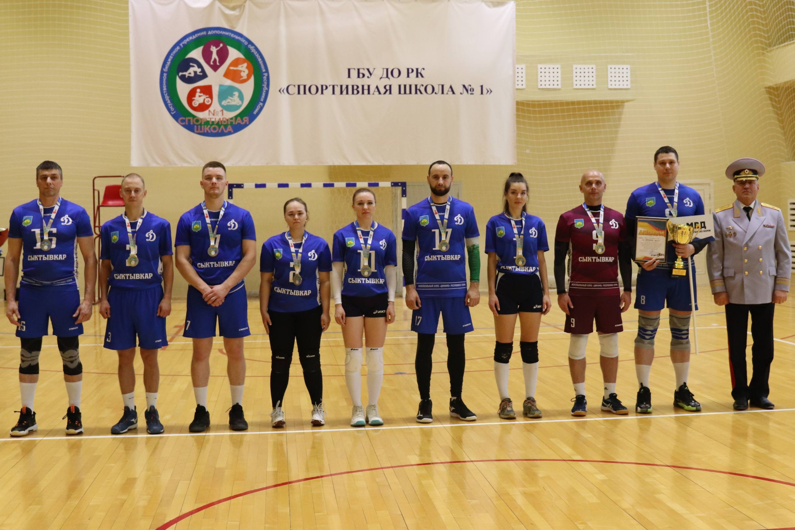 Андрей Сицский наградил победителей турнира по волейболу среди сотрудников органов безопасности и правопорядка Коми Андрей Сицский наградил победителей турнира по волейболу среди сотрудников органов безопасности и правопорядка Коми