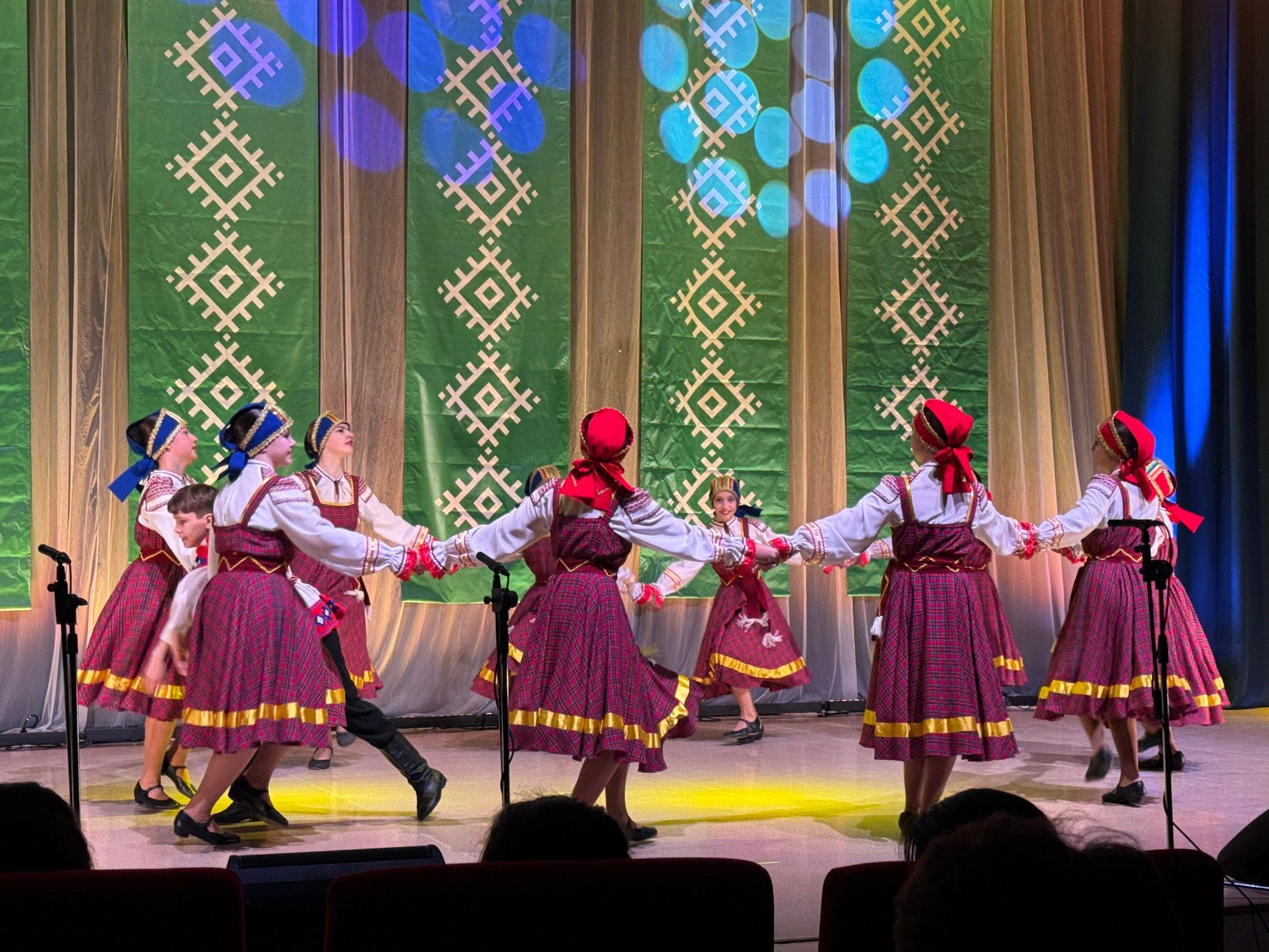 В Сыктывкаре состоялся гала-концерт открытого городского фестиваля-конкурса детского и юношеского народного творчества «Гажа гытсан» («Веселая карусель»), который соответствует задачам и целям национального проекта «Молодежь... В Сыктывкаре состоялся гала-концерт открытого городского фестиваля-конкурса детского и юношеского народного творчества «Гажа гытсан» («Веселая карусель»), который соответствует задачам и целям национального проекта «Молодежь...